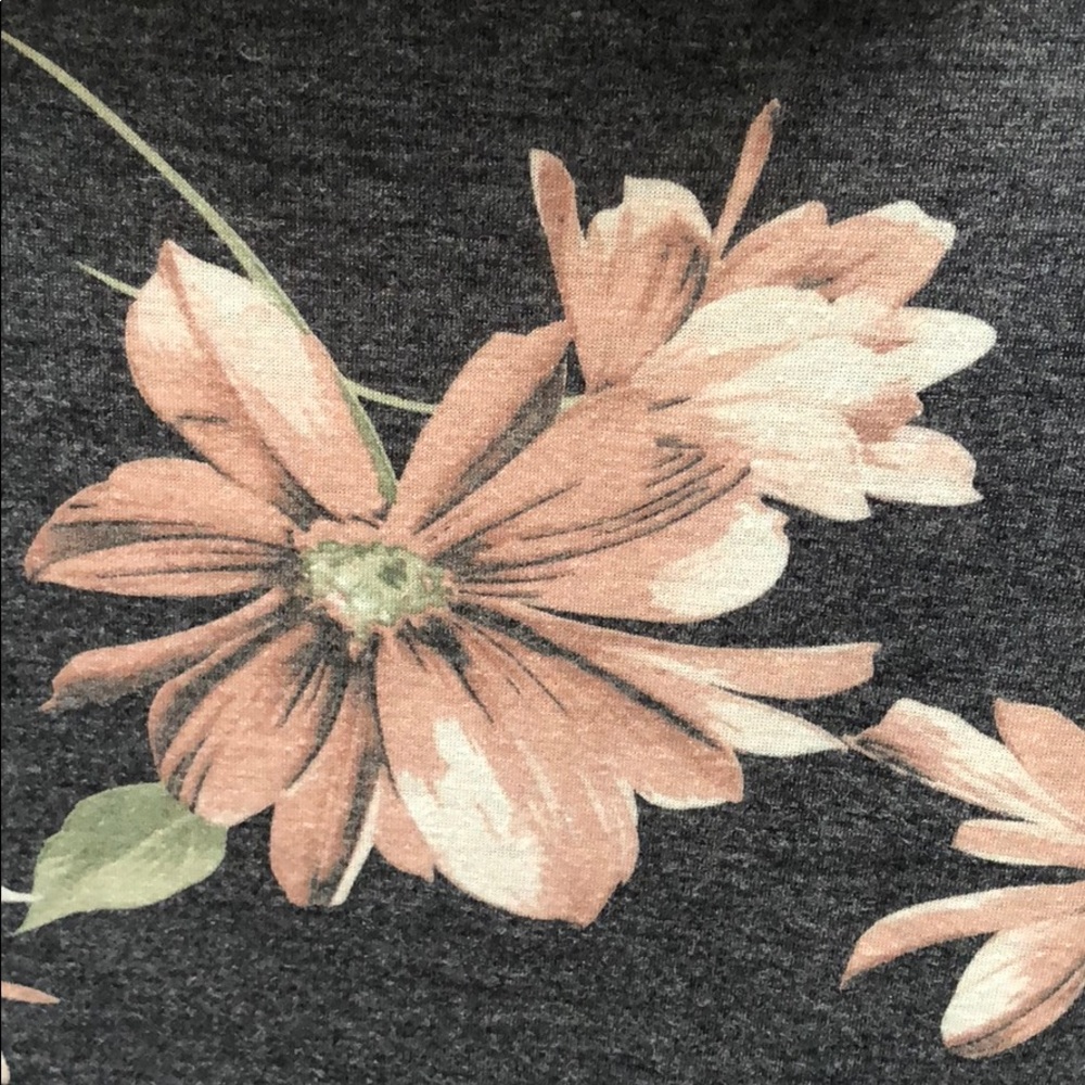 GRAY FLORAL TOP - Picture 3 of 8